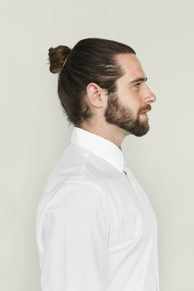 Yakışıklı adam giyen beyaz gömlek — Stok fotoğraf