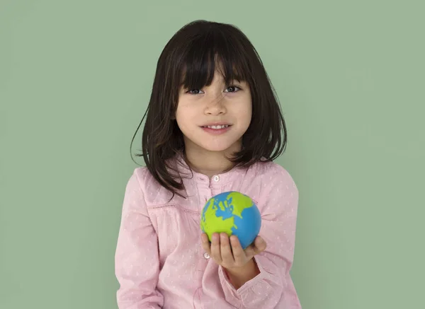 Девушка держит глобус — стоковое фото