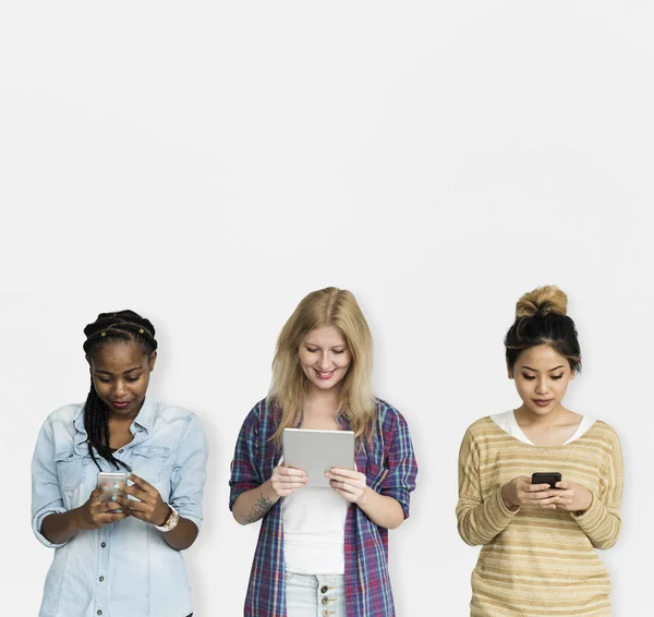 Meninas usando aparelhos digitais — Fotografia de Stock