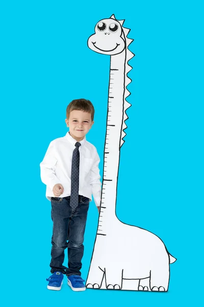 Chlapec na růst rozsahu dinosaurus — Stock fotografie