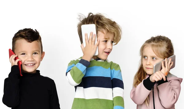 Дети разговаривают по телефону — стоковое фото