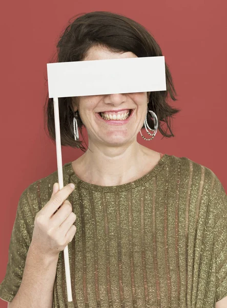 Mulher morena segurando cartão em branco — Fotografia de Stock