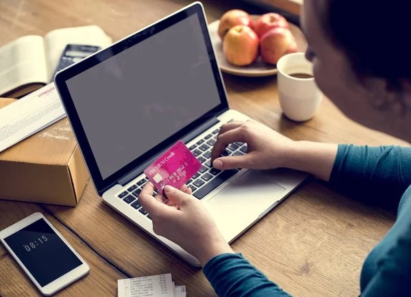 Woman holding credit card — Stock Photo, Image