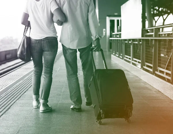 Couple aîné avec bagages — Photo
