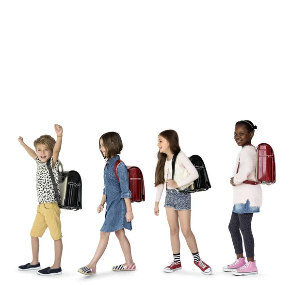 Diversiteit kinderen lopen naar school — Stockfoto