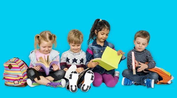 Předškolní děti s knihami a batohy — Stock fotografie