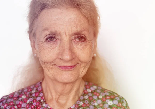 Femme âgée souriant en studio — Photo