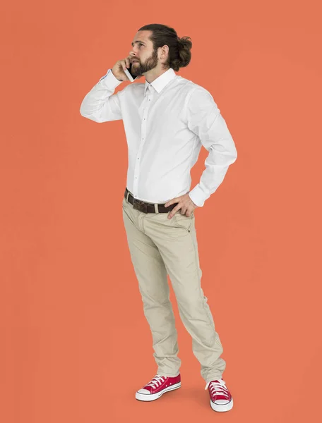 Hombre barbudo hablando en el móvil —  Fotos de Stock