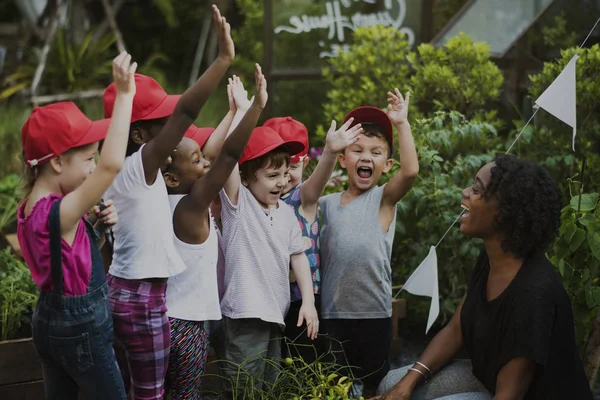 Glückliche kleine Kinder lächelnd — Stockfoto