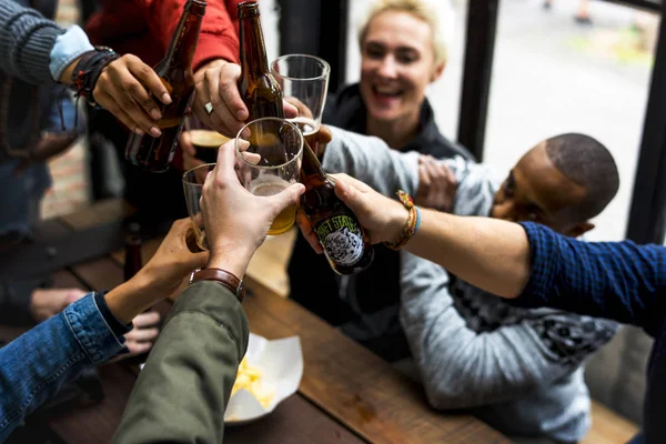 Freunde trinken Craft Beer — Stockfoto