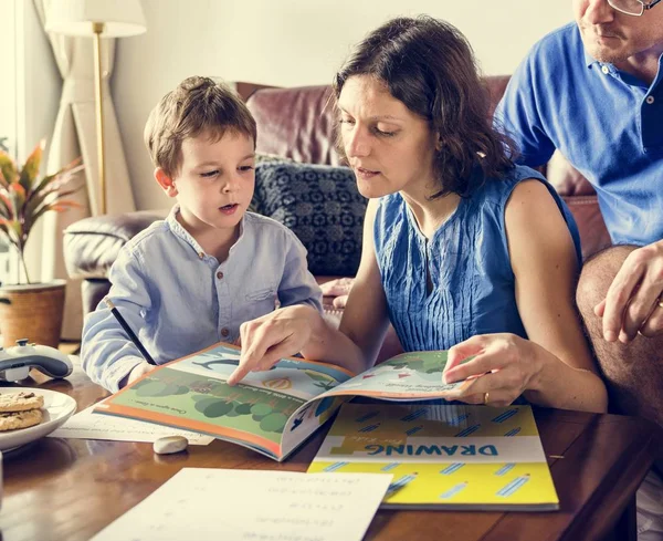 Padres pasando tiempo con su hijo . — Foto de Stock