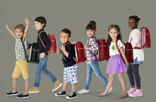 Dzieci w wieku szkolnym z plecaki — Zdjęcie stockowe