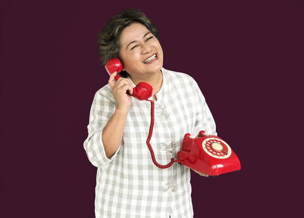 Vrouw met behulp van de telefoon — Stockfoto