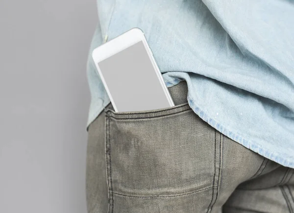 Smartphone digital en bolsillo vaquero — Foto de Stock