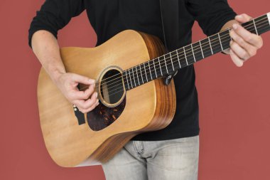 Gitar çalan adam
