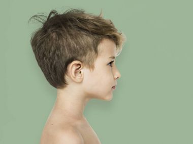 Çıplak göğüs ile küçük çocuk