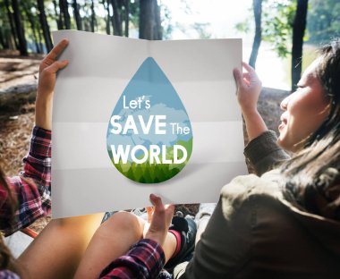 Kağıt levha ormanında tutarak kızlar