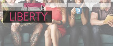 kanepede oturan ve konuşan öğrenciler