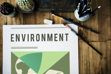 Tahta masadaki boya fırçaları