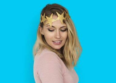 kadın giyiyor altın taç