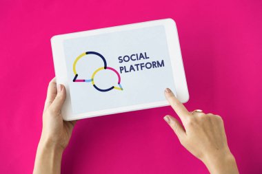 kişi holding dijital tablet