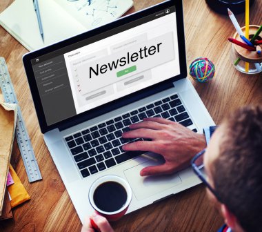 İş adamı dizüstü bilgisayar kullanıyor