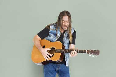 Sakallı adam akustik gitar çalmak