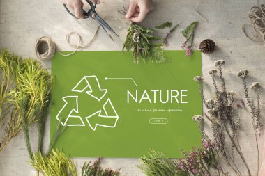 Çiçekçi kadın makas ile kesme