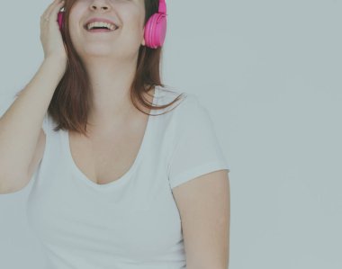 Kulaklıklı genç bir kadın.