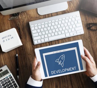 Dijital tablet elinde olan adam