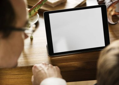 Üst ve alt tablet ile