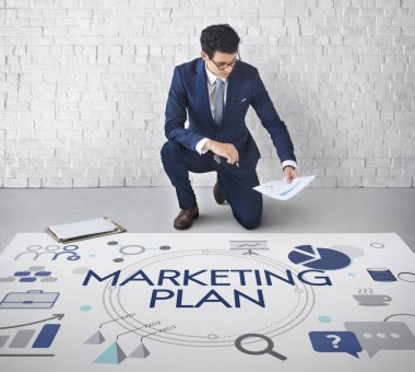 beyin fırtınası ve belge kağıtları tutan işadamı