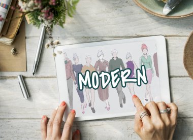 Dijital tablet tutan eller kadın