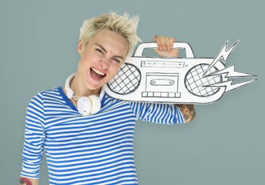 Kağıt radyo tutan kadın