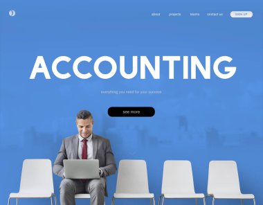 İşadamı dizüstü kullanarak resmi elbiseli