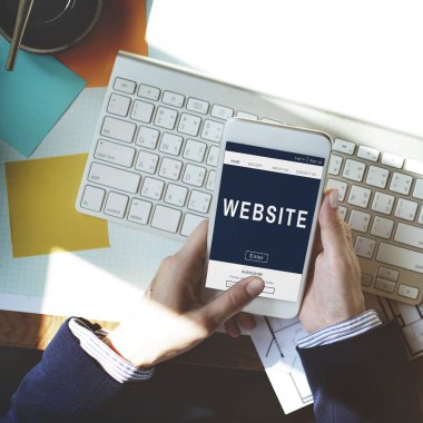 Cep telefonu ellerinde.