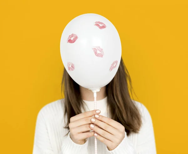 Mujer cubriendo la cara con globo —  Fotos de Stock