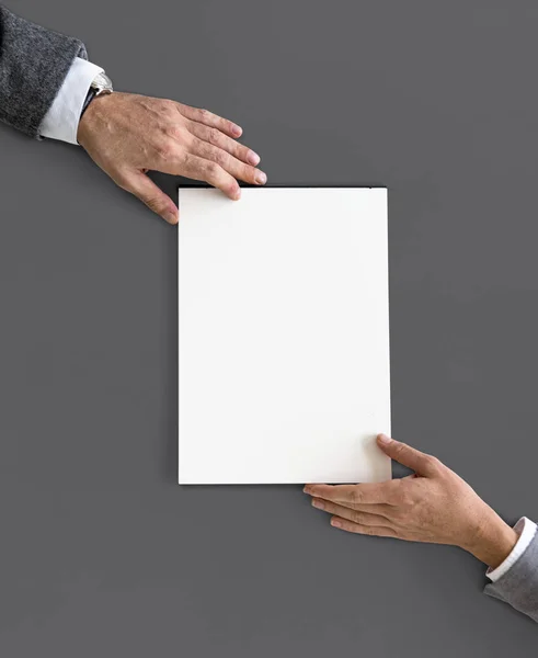 Руки, що тримають білий папір порожній — стокове фото