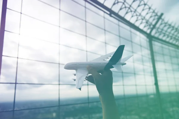 Mano tenendo giocattolo aeroplano — Foto Stock