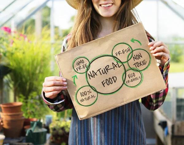 Vrouw met papier banner in kas — Stockfoto