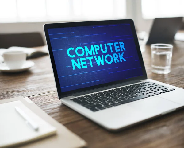 çalışma alanı tablo üstünde laptop 