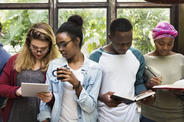 Multiethnische Studenten mit Büchern — Stockfoto