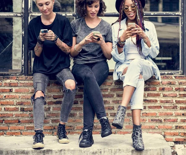 Donne che tengono il telefono cellulare — Foto Stock