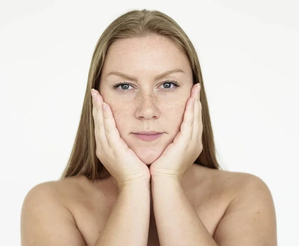 Frau posiert im Studio — Stockfoto