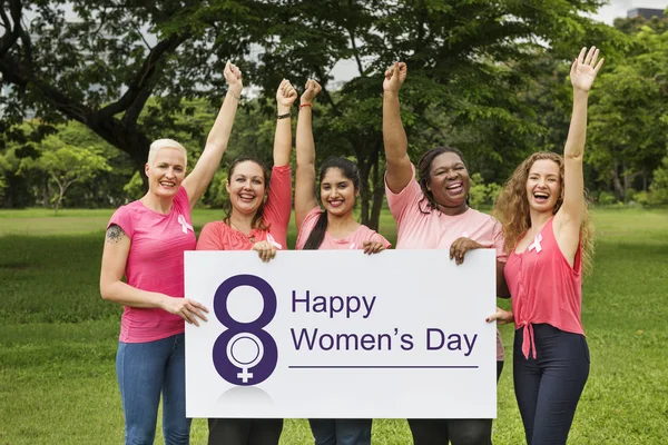 Cinco mujeres sonrientes sosteniendo pancarta —  Fotos de Stock