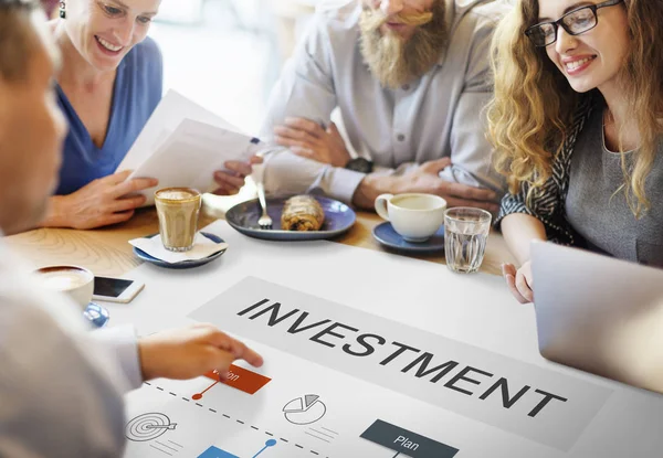 Gruppe von Menschen sitzt am Tisch und diskutiert — Stockfoto