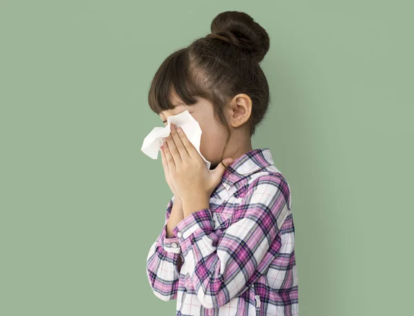 Niña enferma con servilleta — Foto de Stock