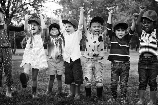 Niños de jardín de infantes jugando en el patio de recreo —  Fotos de Stock