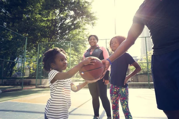 Basketbol oynarken aile