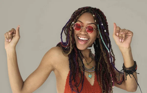 Kadın gülümsüyor ve stüdyoda dans